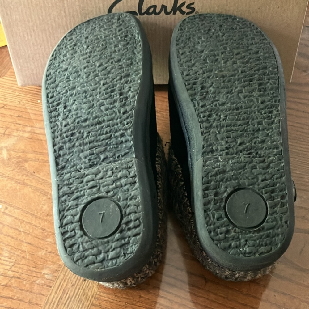 NEW Clark Suede size 7 indoor/outdoor slippers - Picture 6 of 9